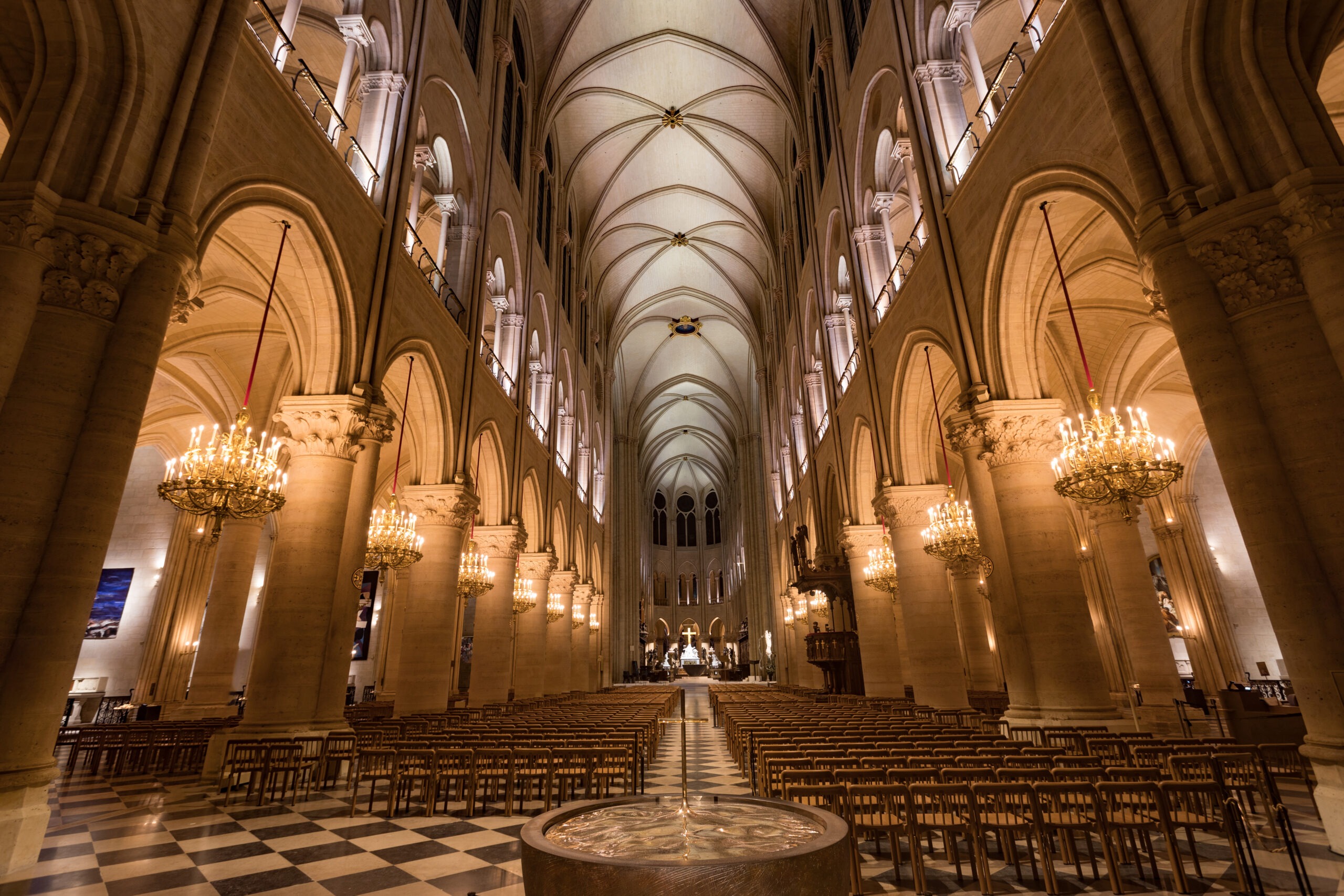 Une photo de l'intérieur de Notre-Dame de Paris, avec son nouvel éclairage