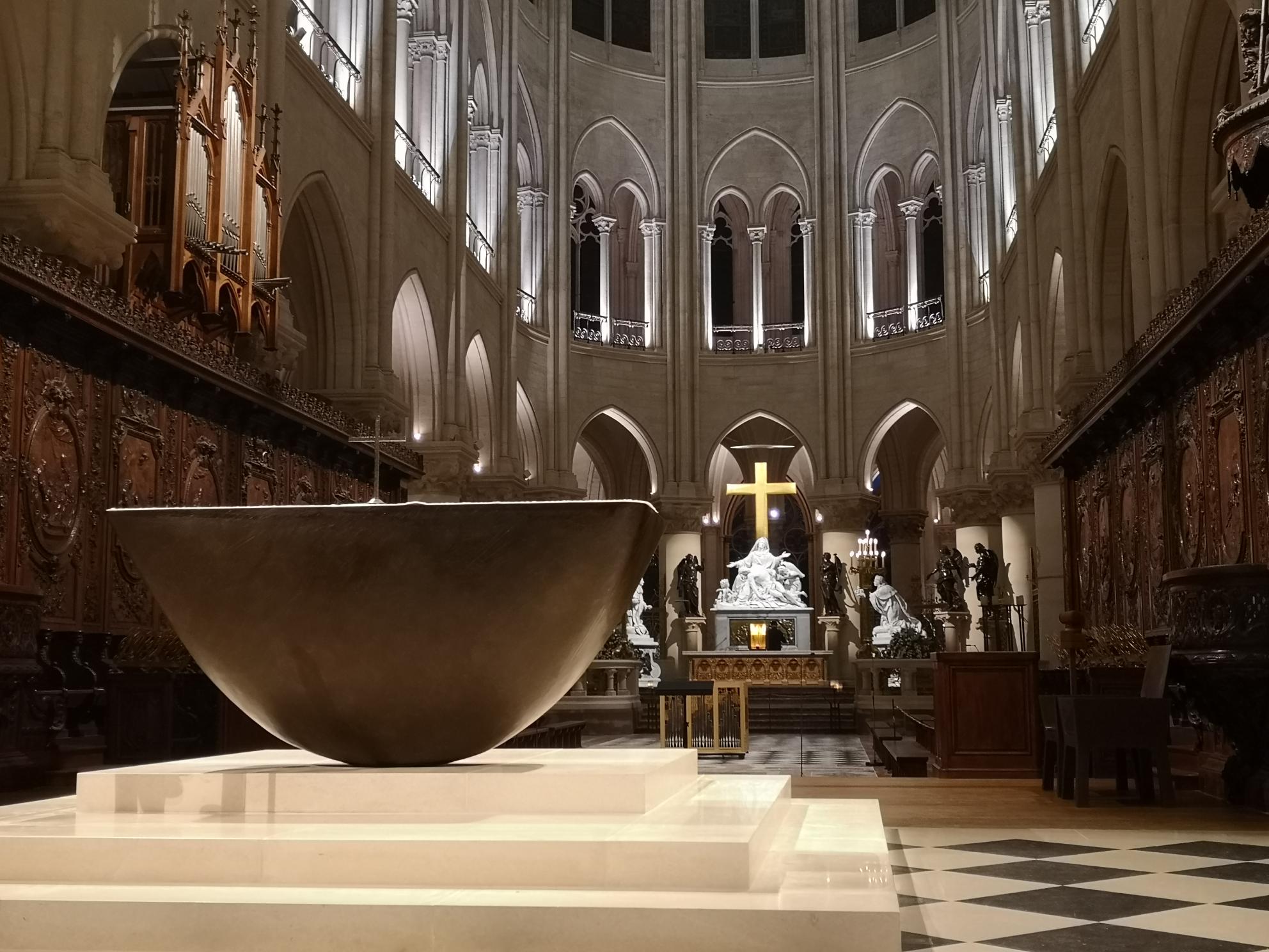 Chœur de Notre-Dame de Paris, avec l'autel et derrière, le groupe sculpté du vœu de Louis XIII