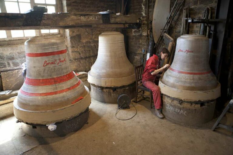 Virginie Bassetti a son atelier travaillant sur les cloches de Notre-Dame de Paris