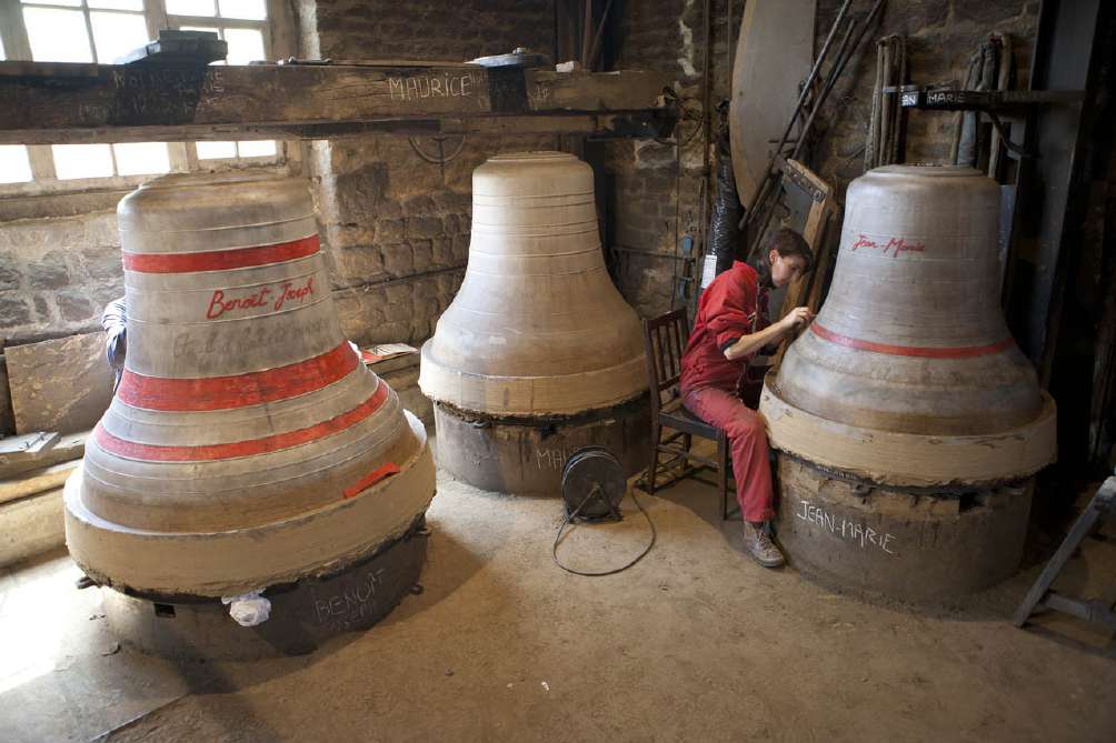 Virginie Bassetti a son atelier travaillant sur les cloches de Notre-Dame de Paris